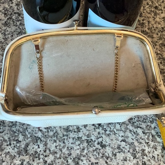 Vintage 1950's Kisslock Clasp Pebbled Leather Clutch Purse. - Picture 4 of 5